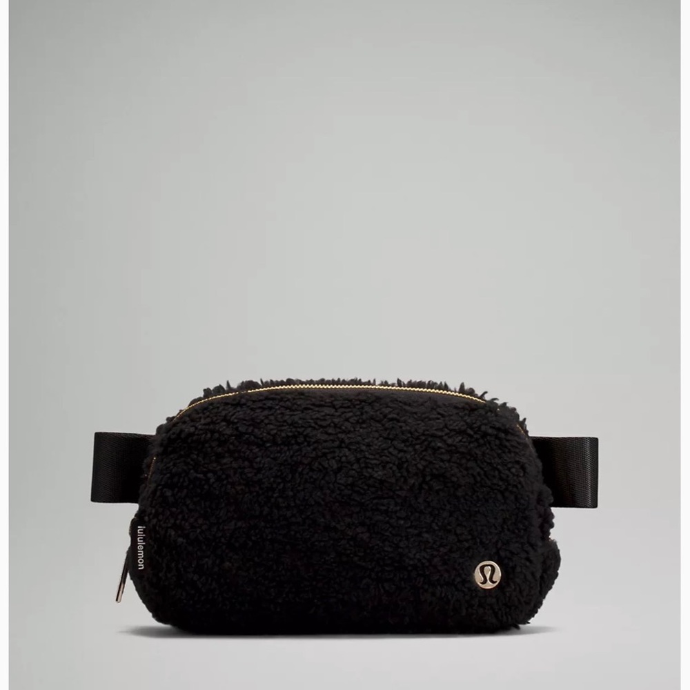 NWT Lululemon Everywhere Belt Bag Fleece
Black